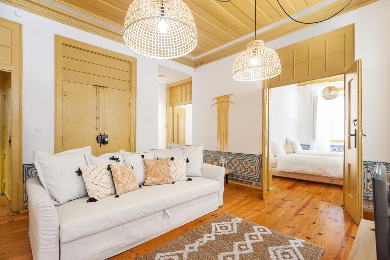 Yellow Tiles In Center Apartamento