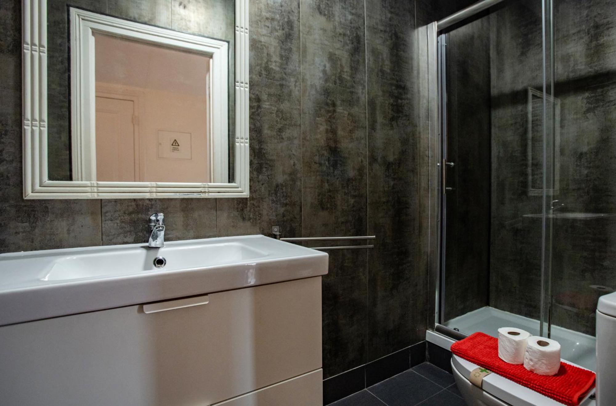 Large Family Flat In Campo De Ourique Inn Lisbon