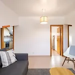 Central Gem IV - Lisbon Trendy Santos District With Dedicated Workspace