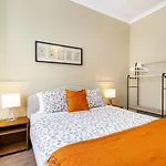 Whome Urban Comfort: 1-Br Near Airport & Train Station