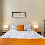 Whome Urban Comfort: 1-Br Near Airport & Train Station