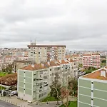 Spacious 3 Bedroom Apartment In Lisbon