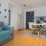 Lovelystay - Family-Friendly Apartment Downtown