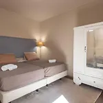 Jo\'S Place