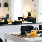 Altido Elegant City Deluxe Apartment & Altido Luxurious 3-Bedroom Apt With Terrace In Intendente