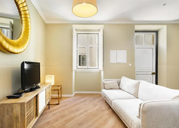 Whome Urban Comfort: 1-Br Near Airport & Train Station