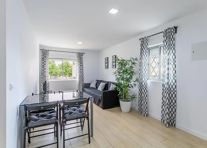 House Black & White