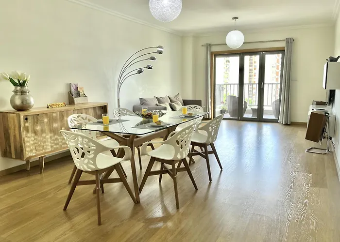 Modern & Spacious Apt With River View