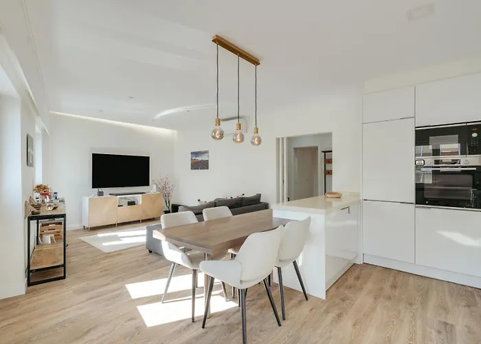 Hostwise - Flat W/ Balcony & Workspace