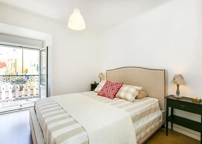 Belem! Charming 2 Bedroom Apartment W Terrace, Wifi & Free Street Parking