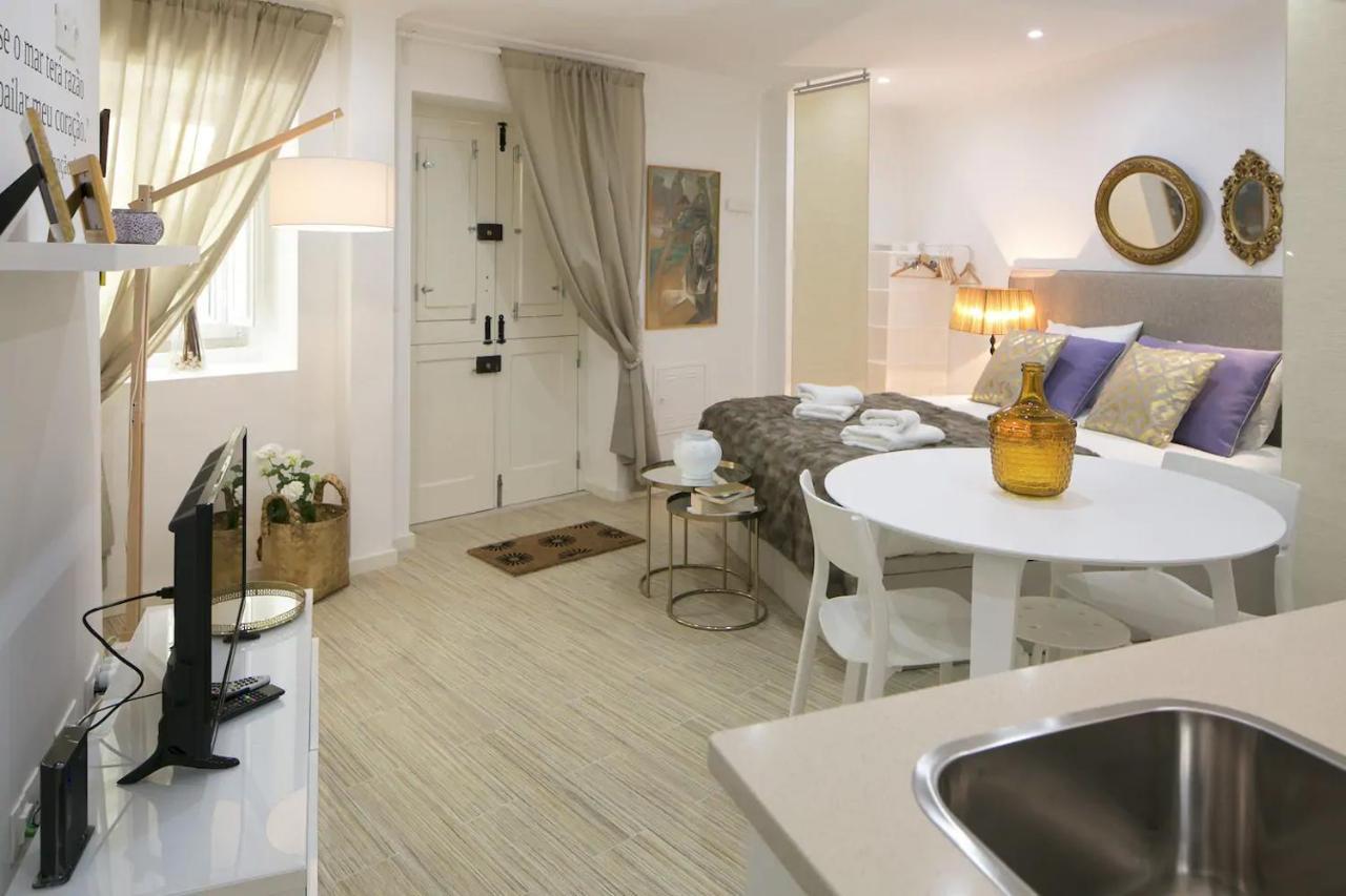 Central Cozy & Near The Subway Apartment