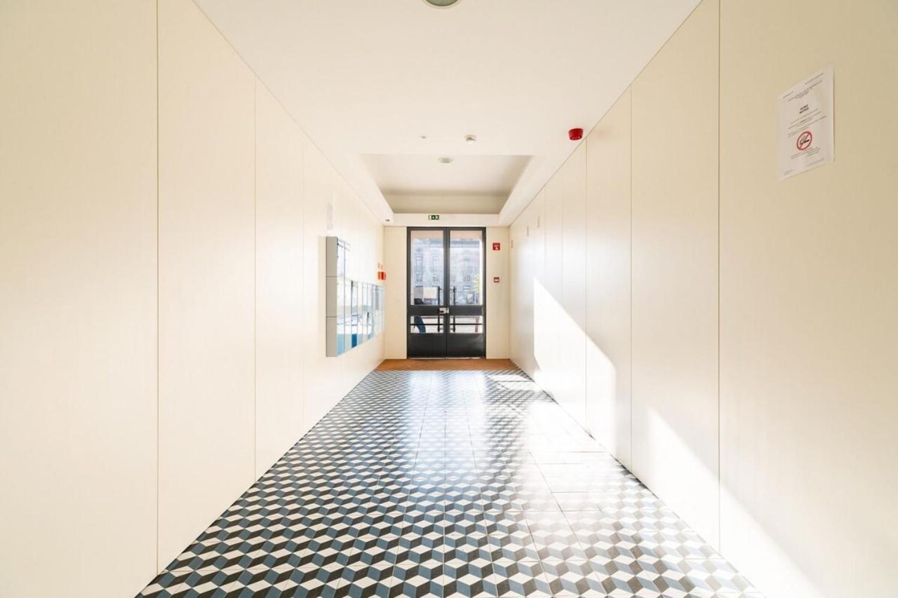 Spacious In Apartment *