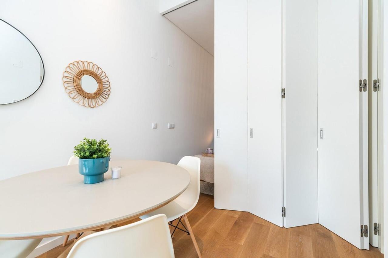 Spacious In Apartment *