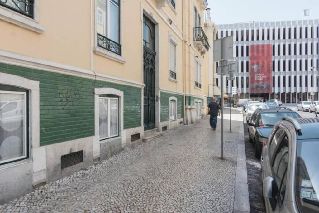 Charming Sunny Terrace / One Bedroom * Lisbon