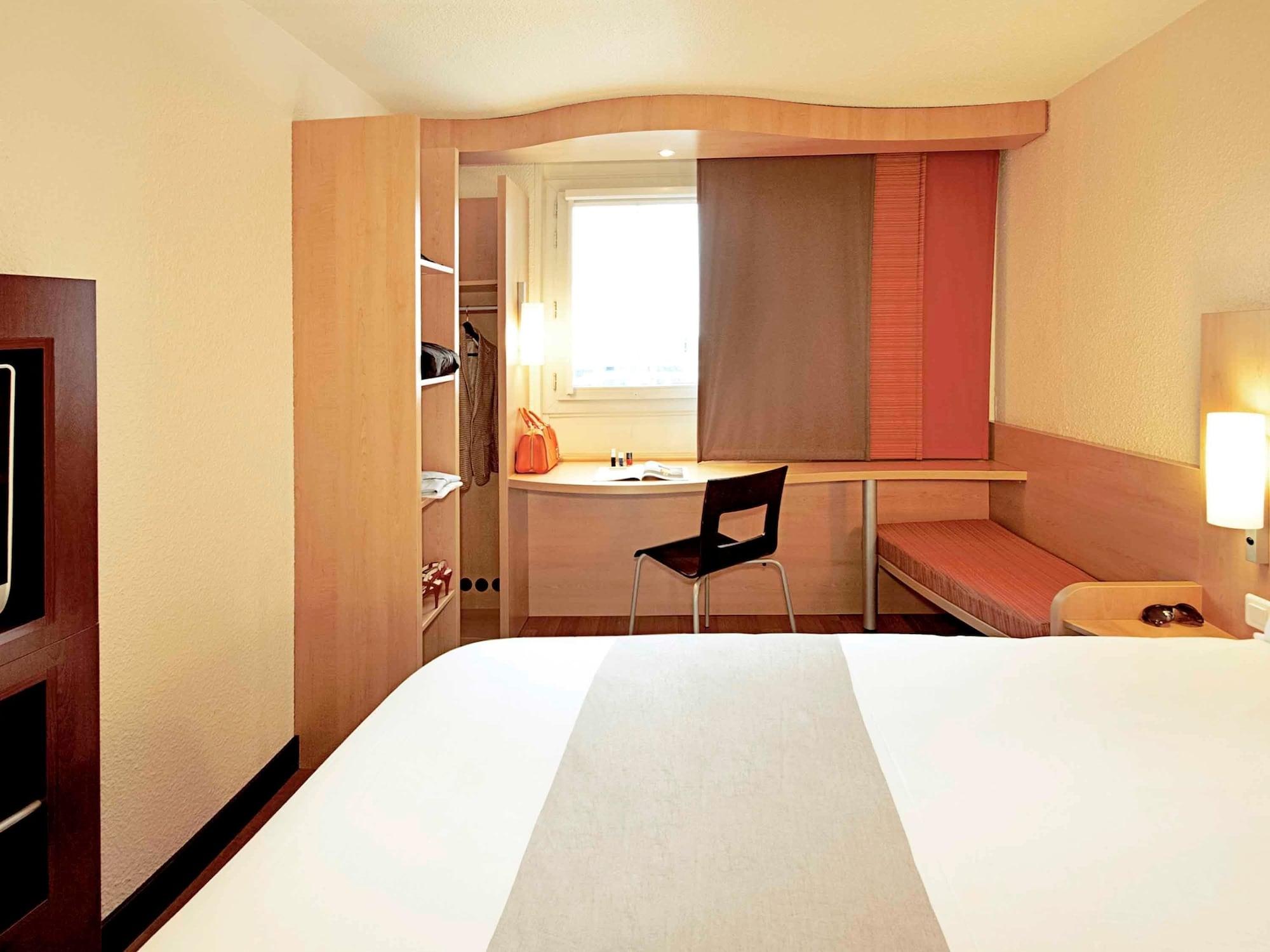 Ibis Jose Malhoa Hotel