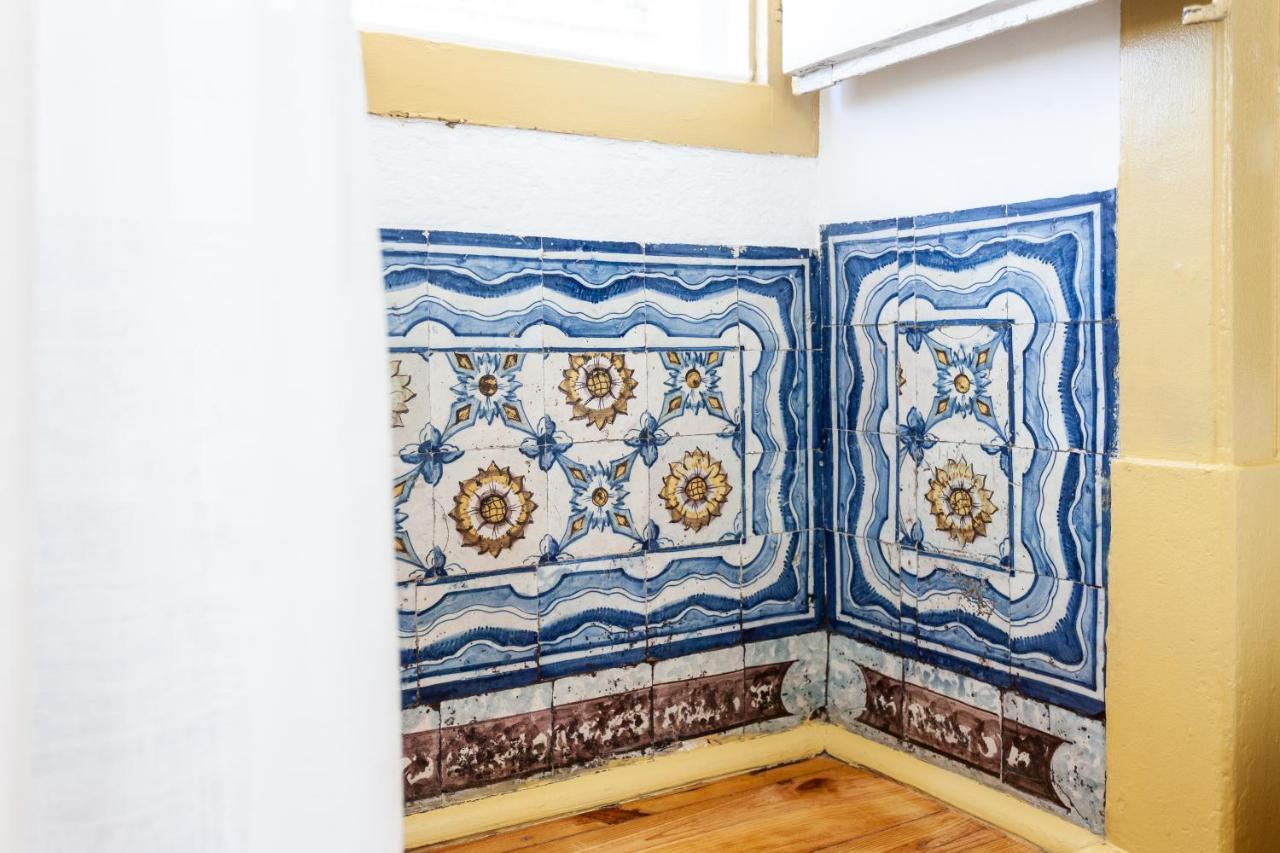 Apartment Yellow Tiles In Center Lisbon