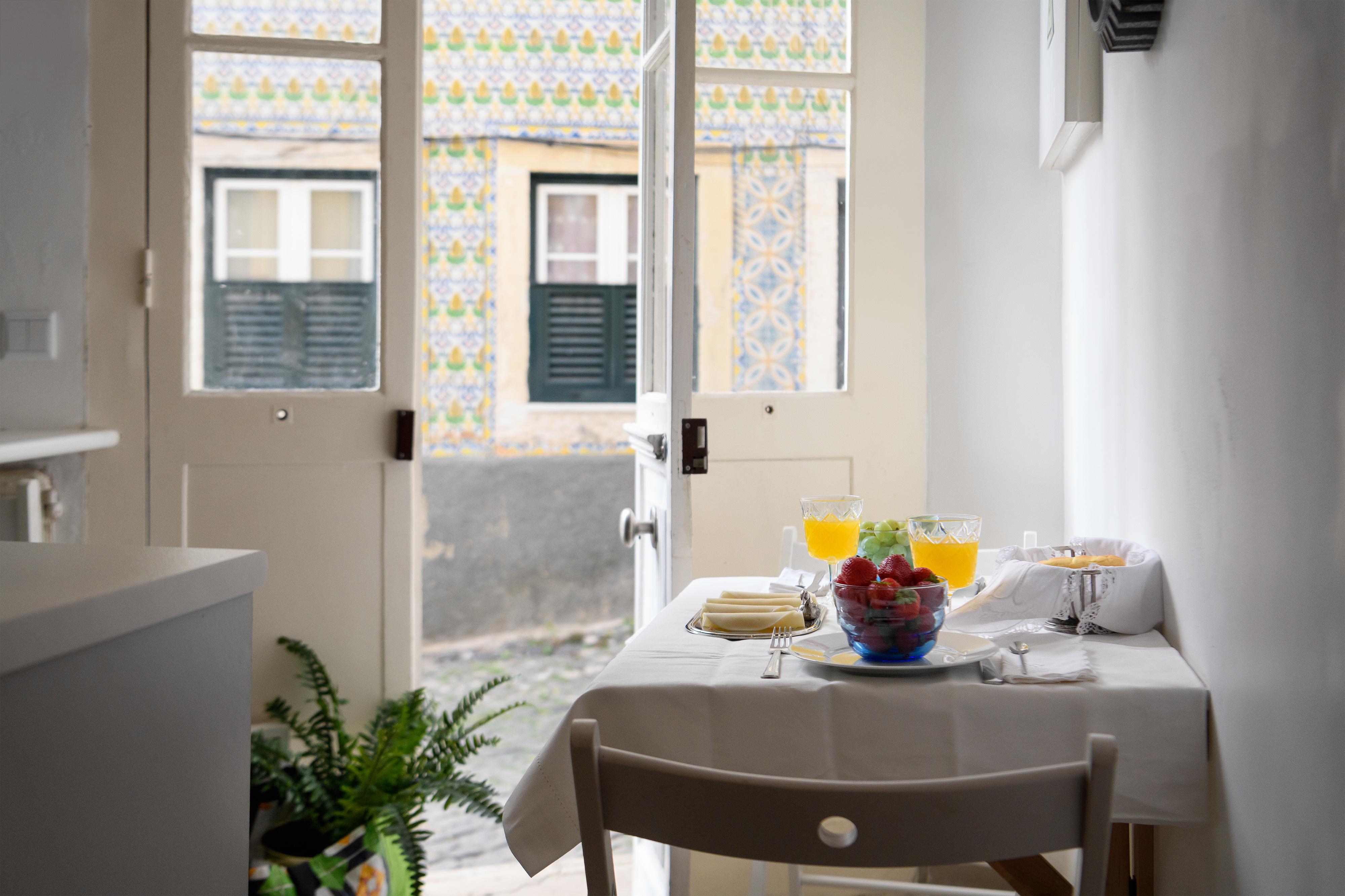 Alfama Yellow House Apartment