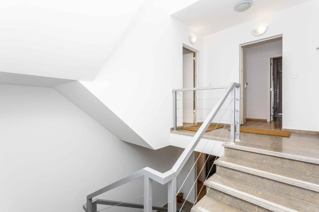 Brandnew Designer's 2-bed 1011d