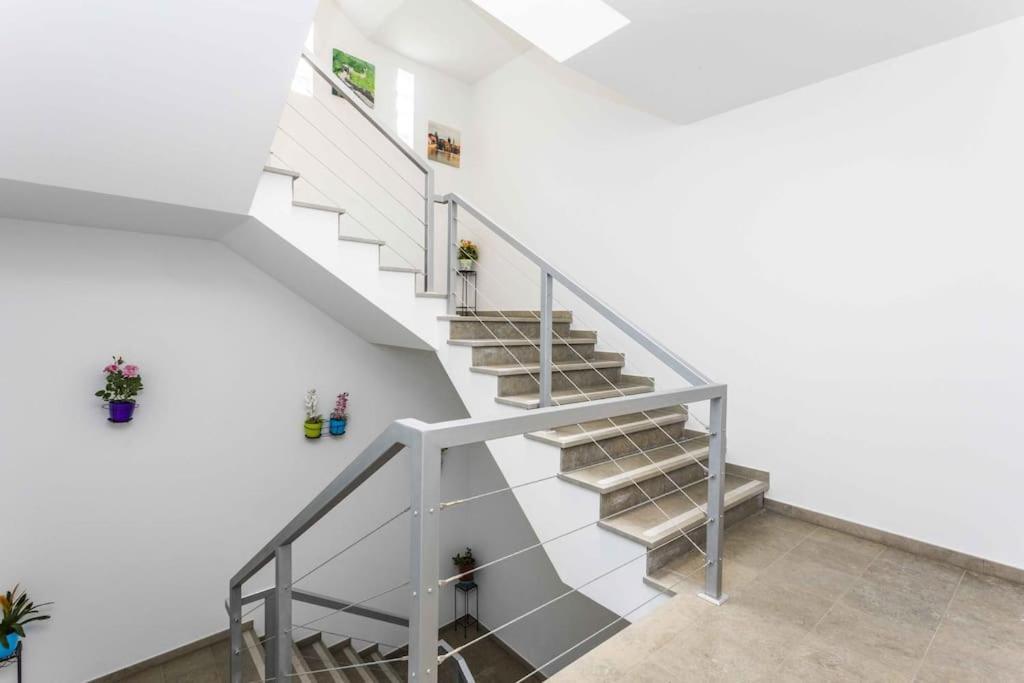 Brandnew Designer's 2-bed 1011d *