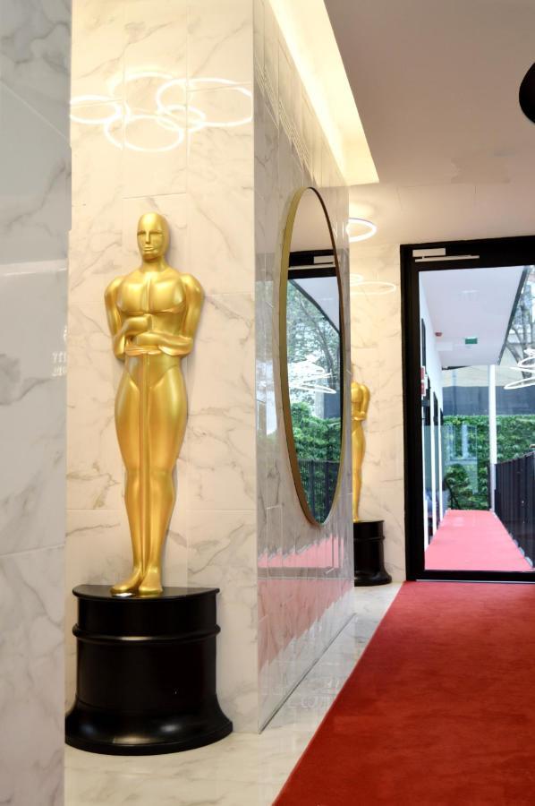 Hollywood By 4*