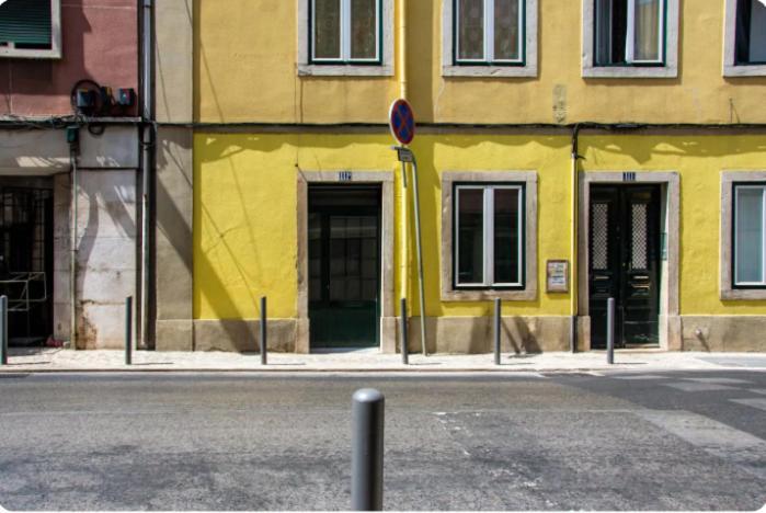 Apartment Campolide Door