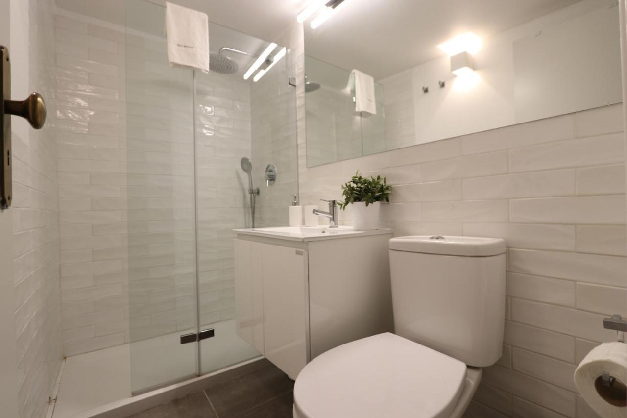 Chic Urban Retreat At Downtown With Balcony & Views, 5th-floor No Lift Lisbon