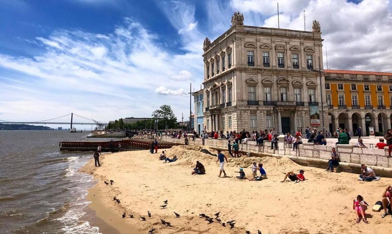 Chic Urban Retreat At Downtown With Balcony & Views, 5th-floor No Lift Lisbon