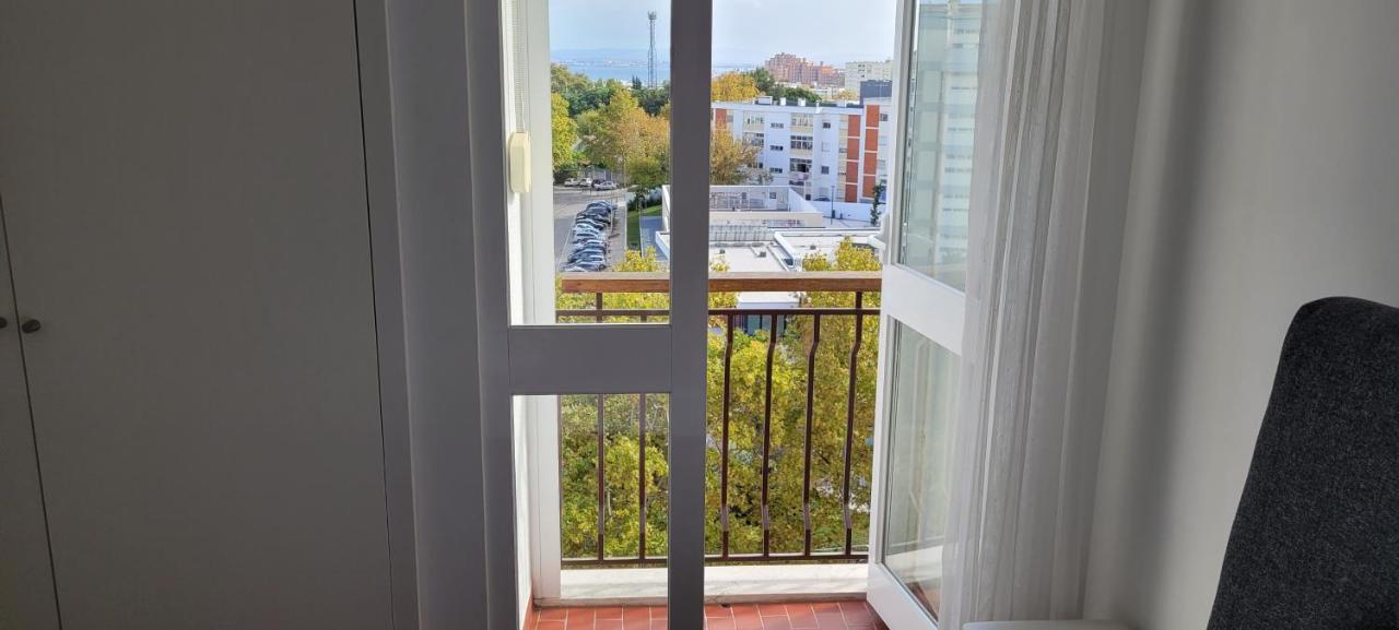 Comfy Near Metro & Airport Homestay