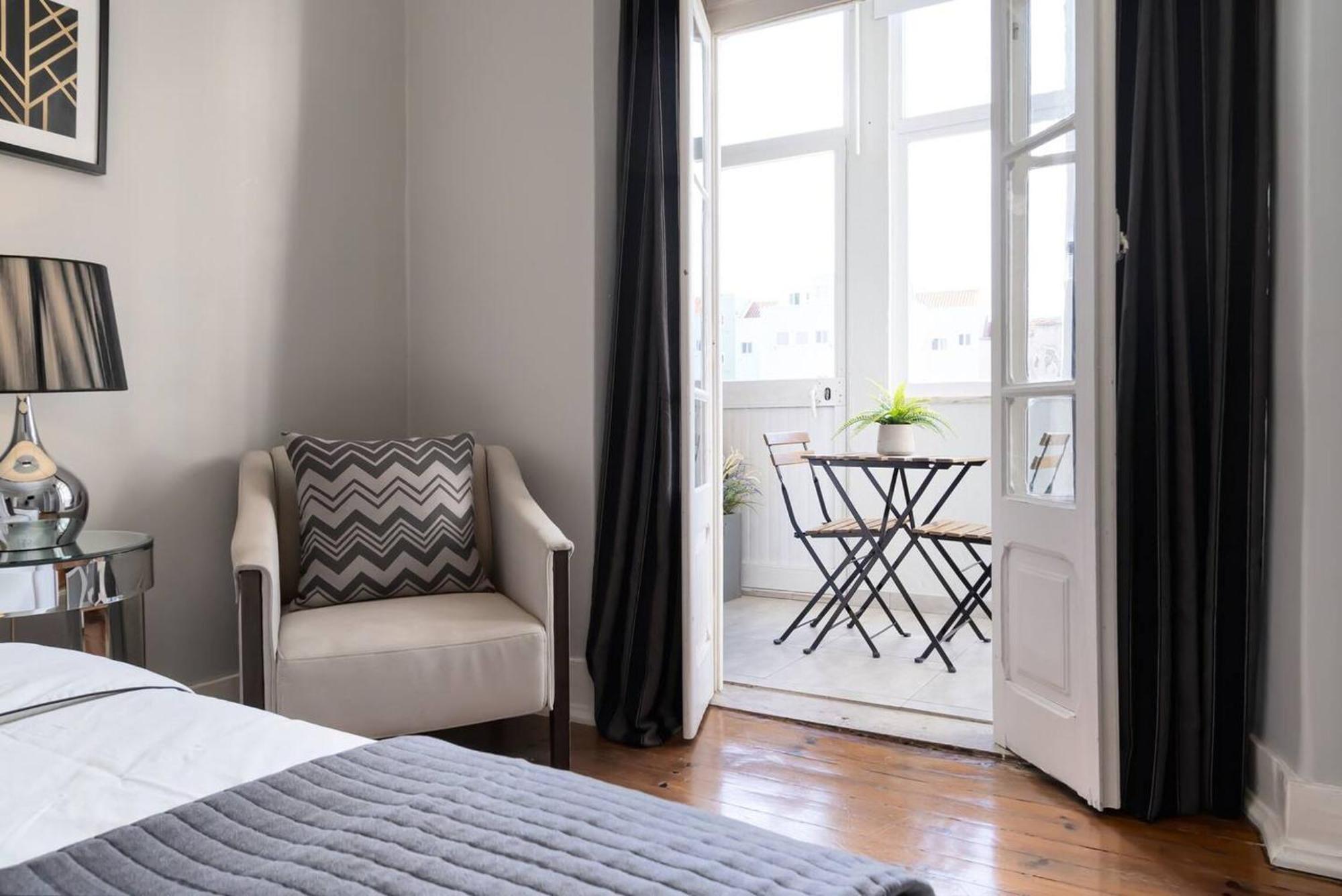 Spacious In 120 M² Fireplace *