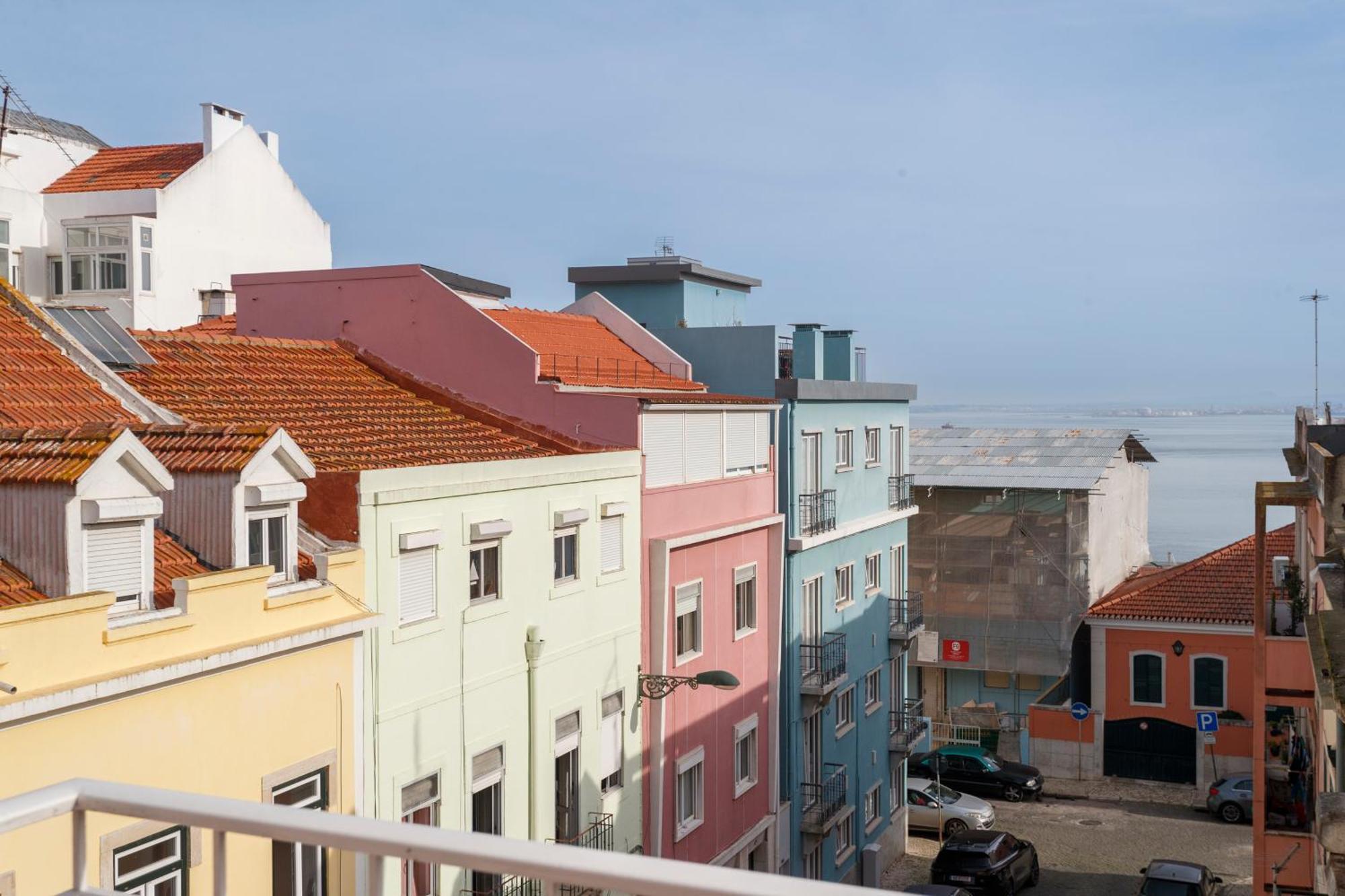 Apartment Cortes In Historic Neighborhood Lisbon