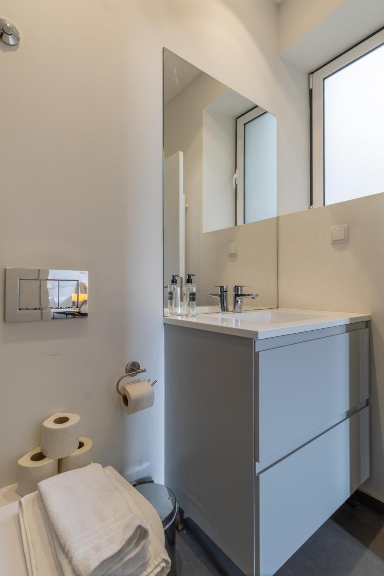Apartment Modern 3br, Terrace, Ac/heating & Self Check-in