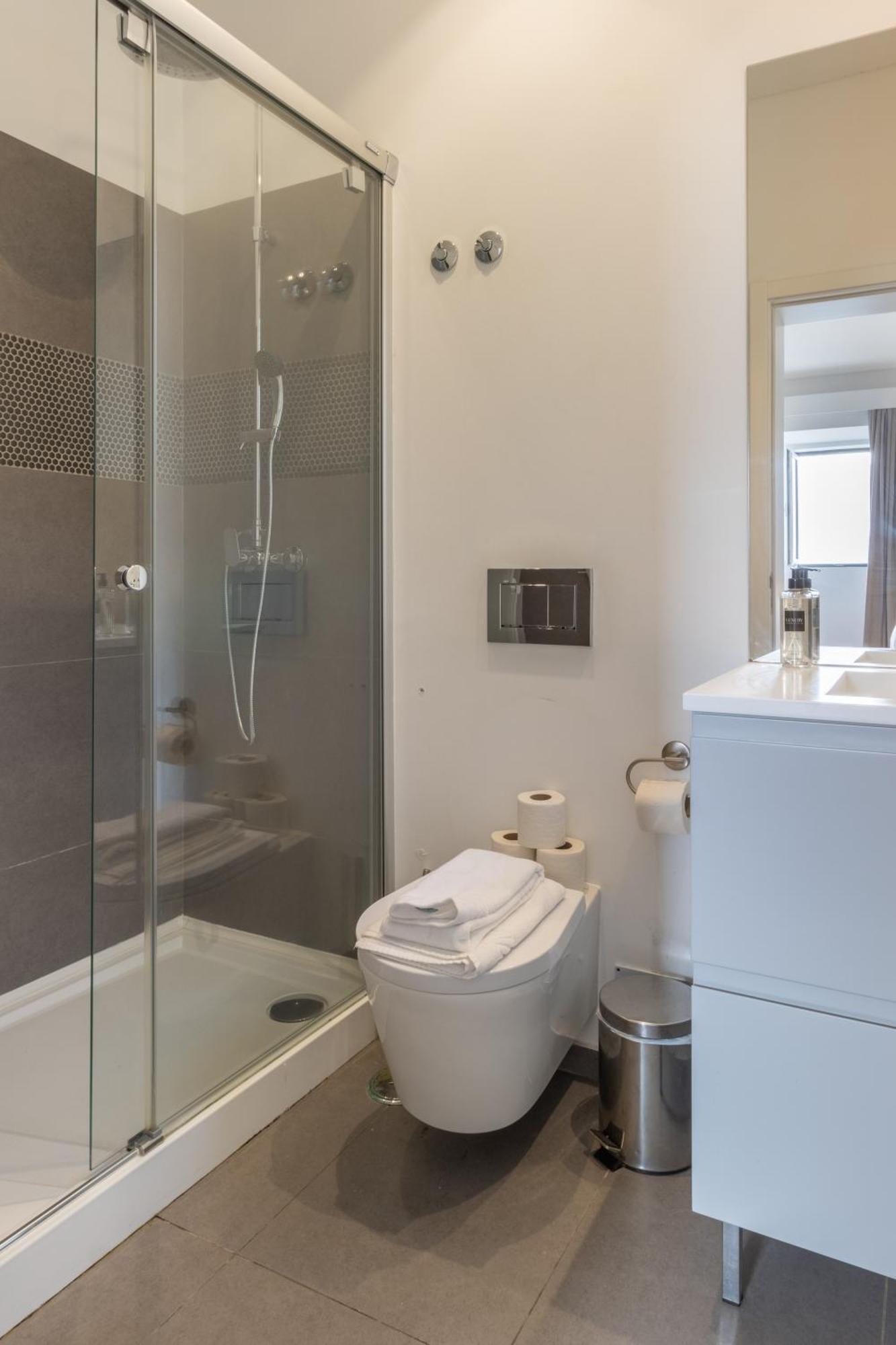 Modern 3br, Terrace, Ac/heating & Self Check-in Apartment *