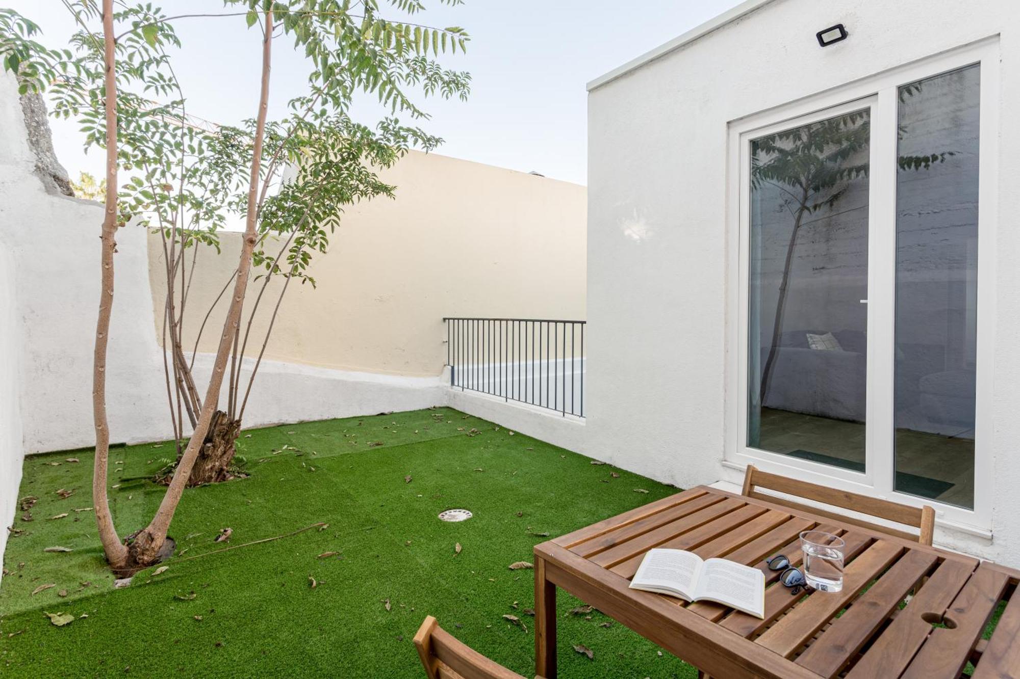Joivy Minimalistic W Patio In Principe Real Apartment