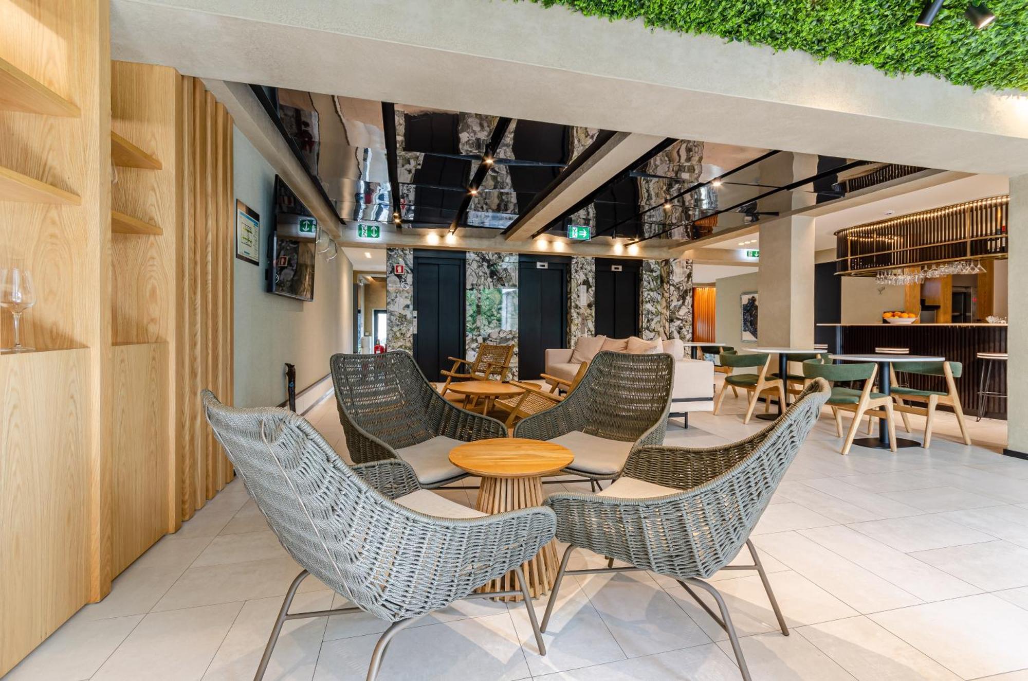 Omid Saldanha Hotel