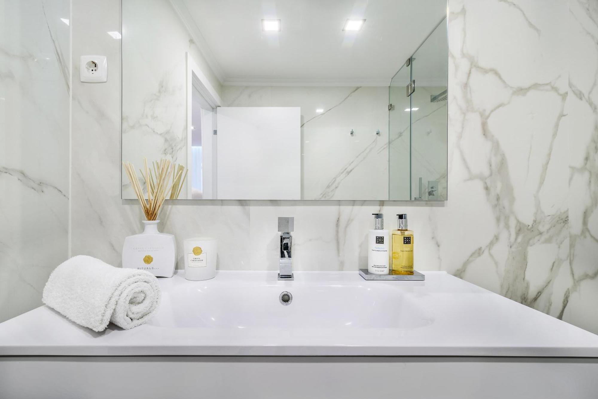 Whome Chic Escape: Your Stylish Haven In Downtown Lisbon
