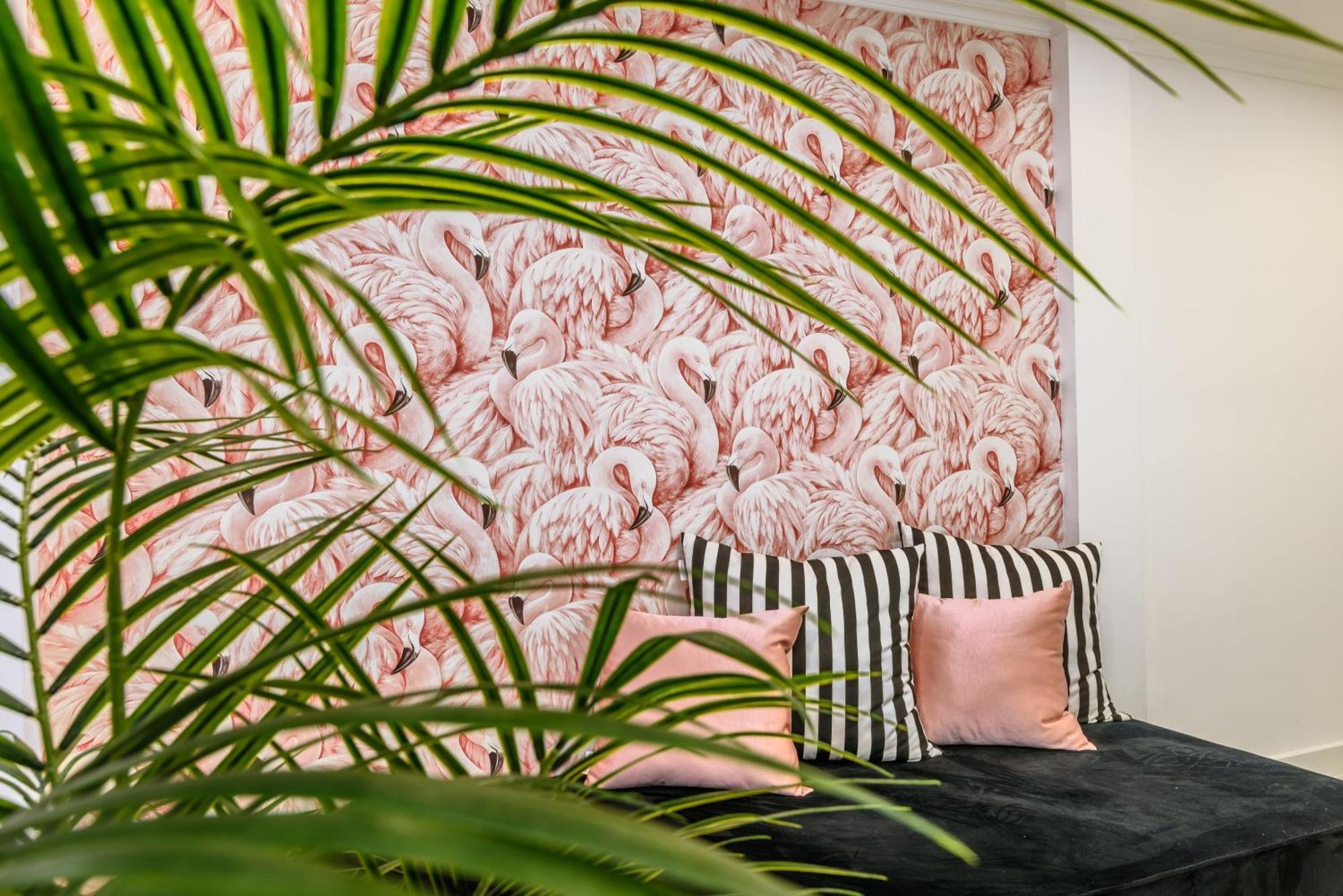 Whome Chic Escape: Your Stylish Haven In Downtown Apartment *