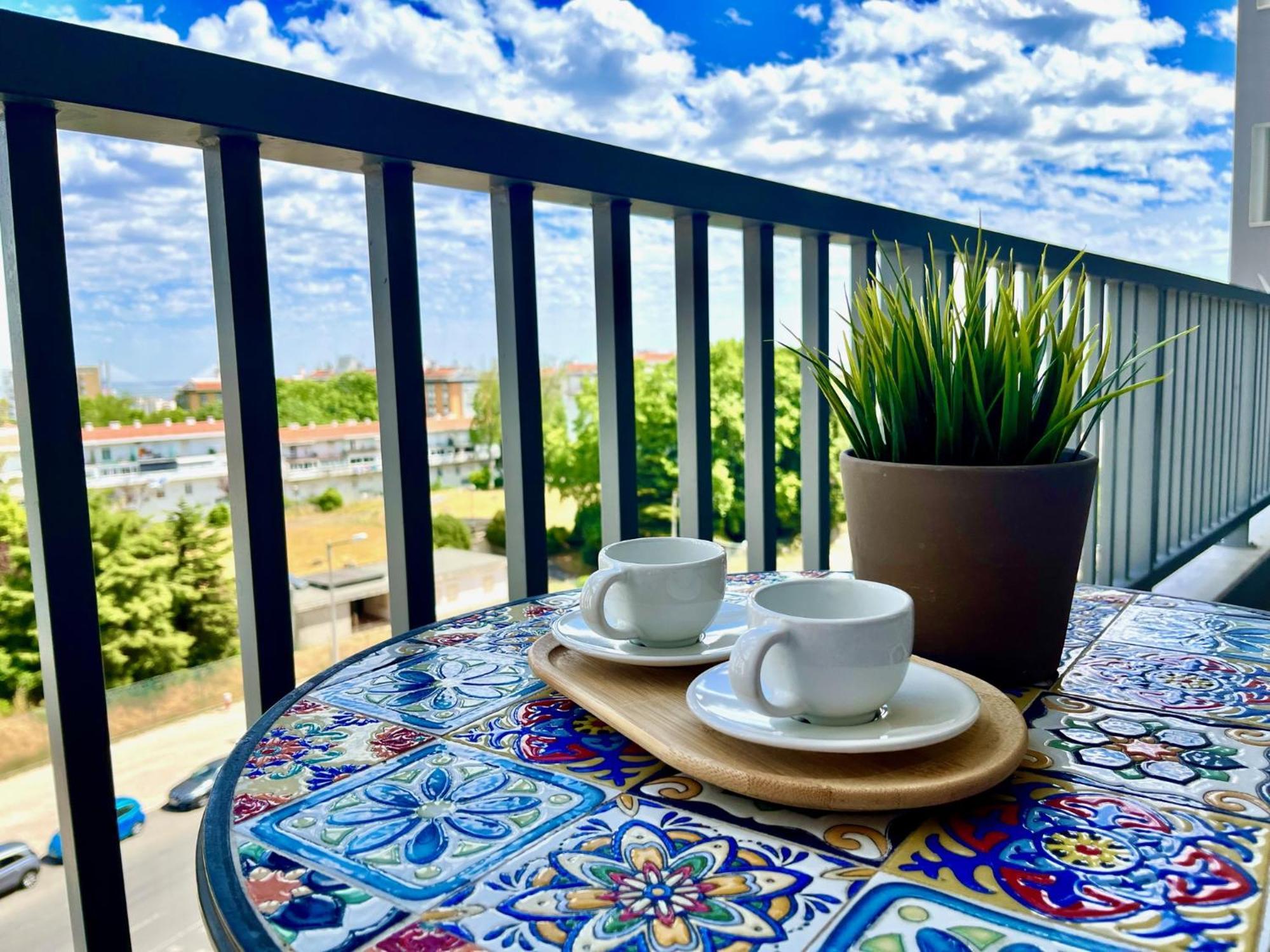 Modern & Spacious With River View Lisbon