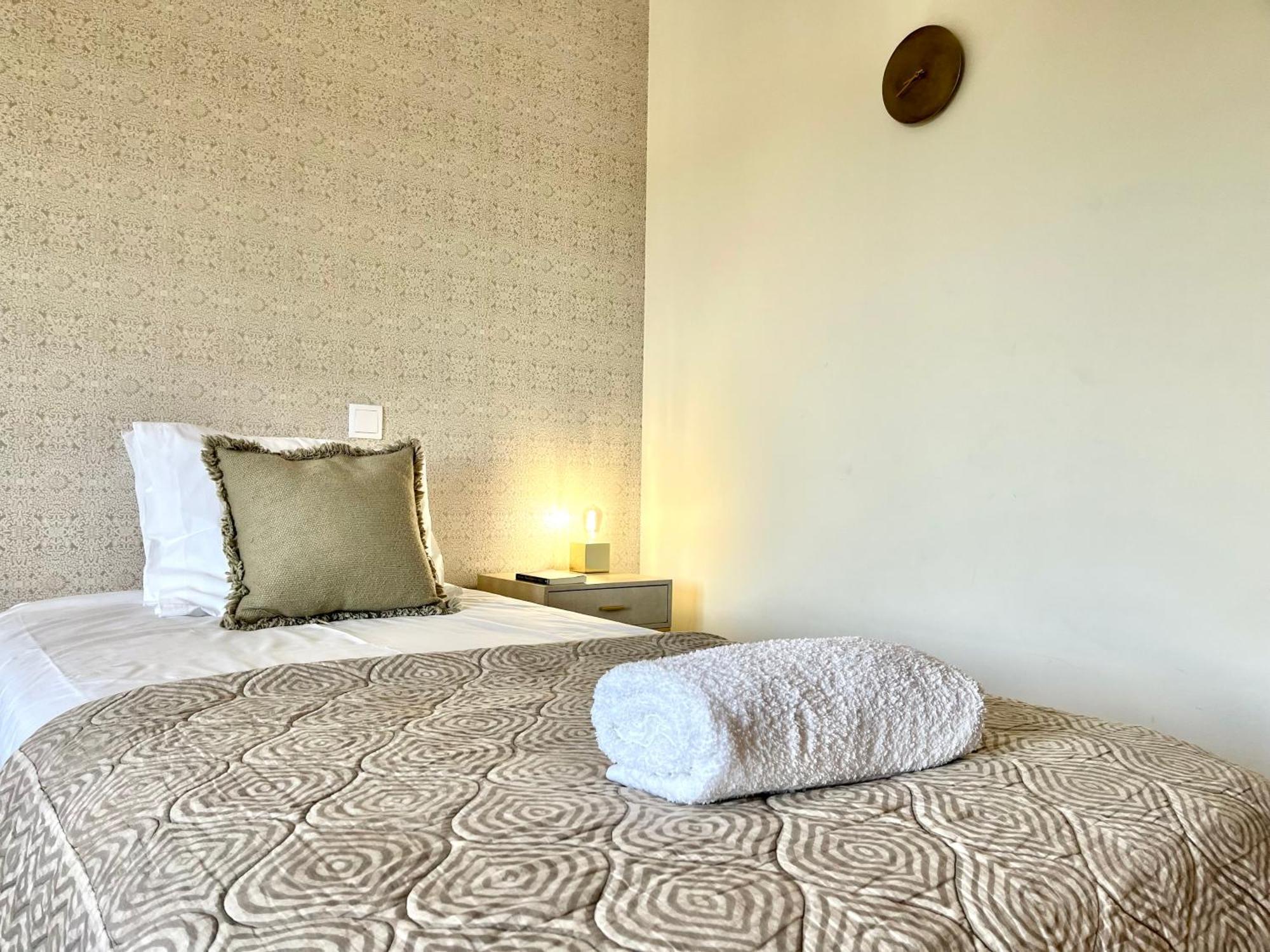 Modern & Spacious With River View Lisbon