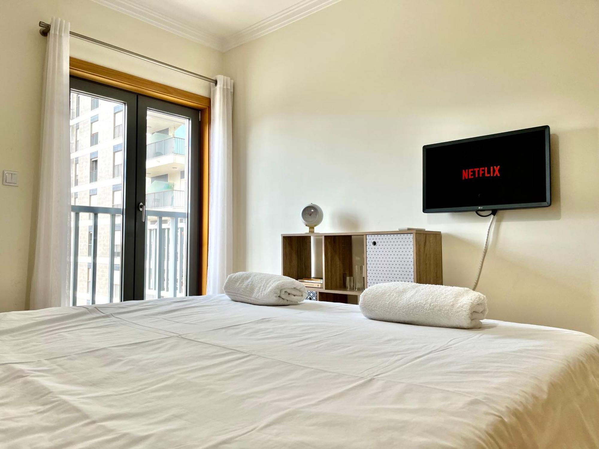 Modern & Spacious With River View Lisbon