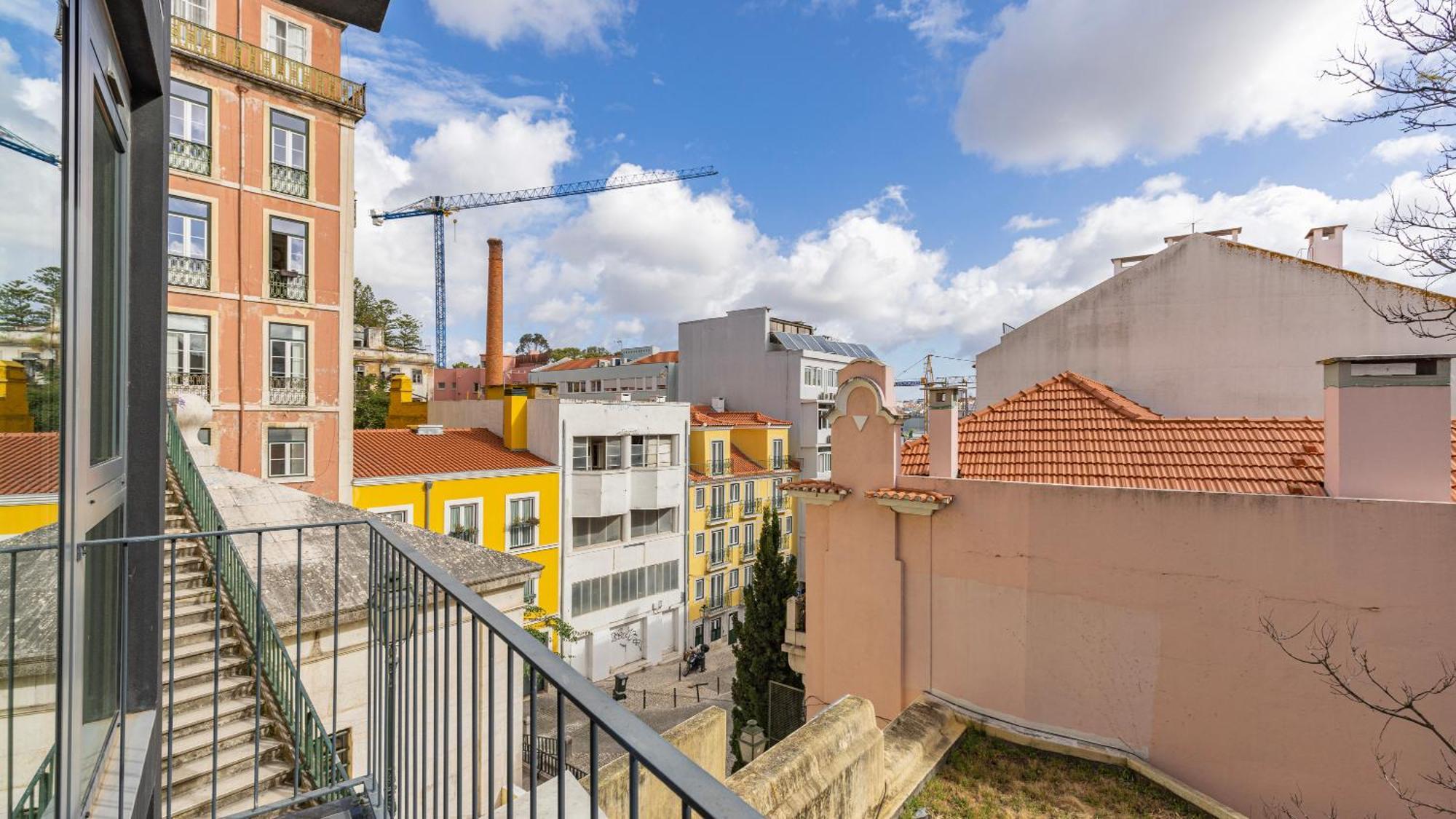 Classy 2bdr House With Balcony By Lovelystay Apartment Lisbon