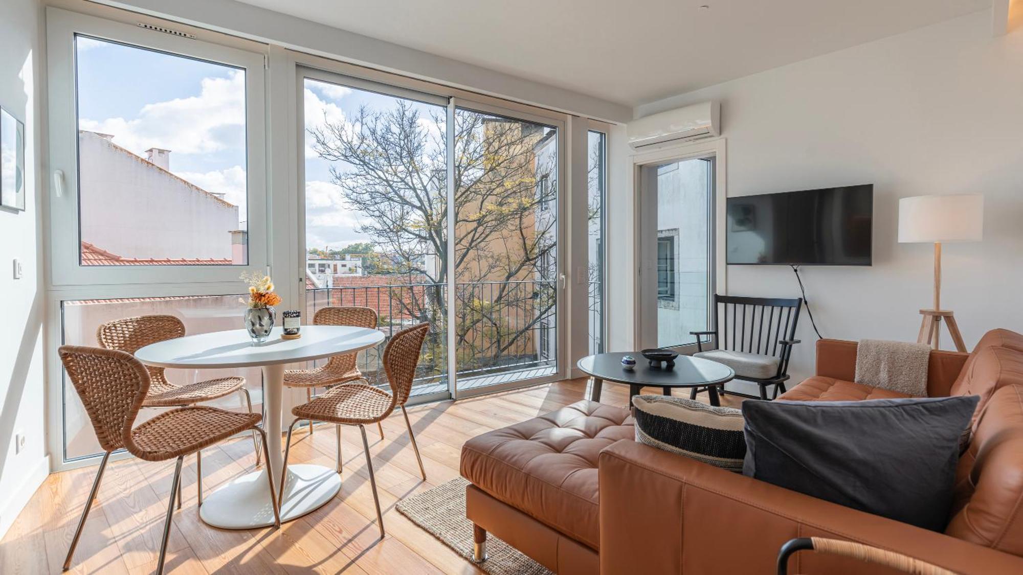Classy 2bdr House With Balcony By Lovelystay