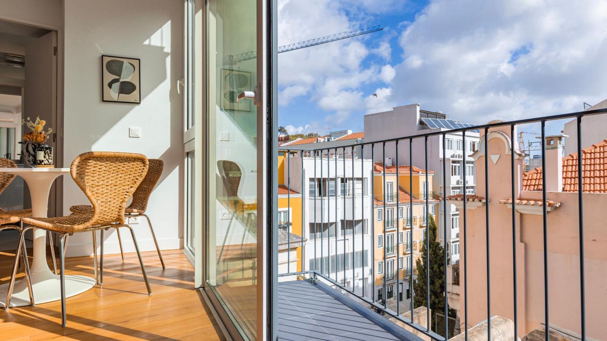Classy 2bdr House With Balcony By Lovelystay * Lisbon
