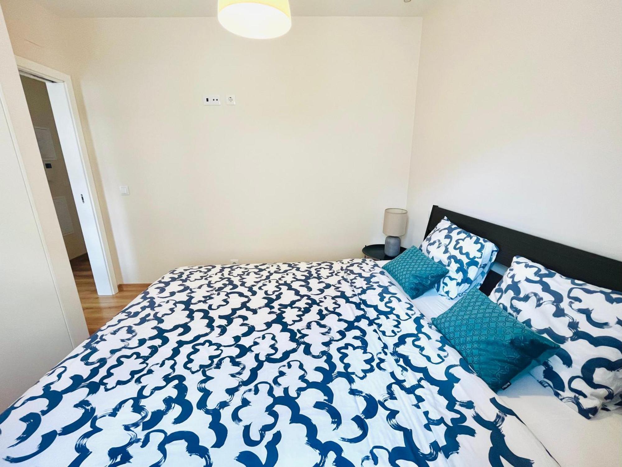 Brandnew Designer's 2-bed 1011d *