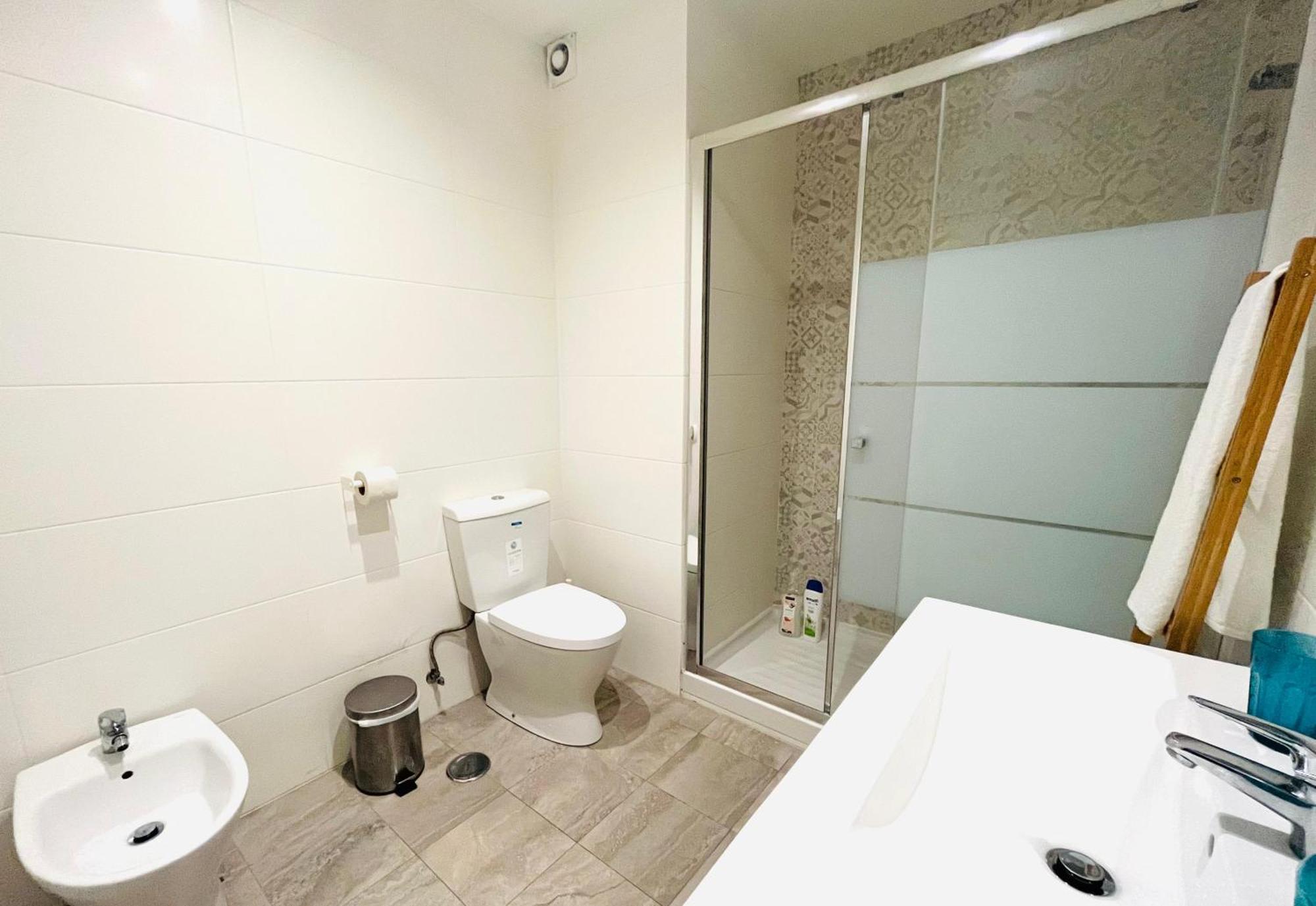 Brandnew Designer's 2-bed 1011d Apartment *