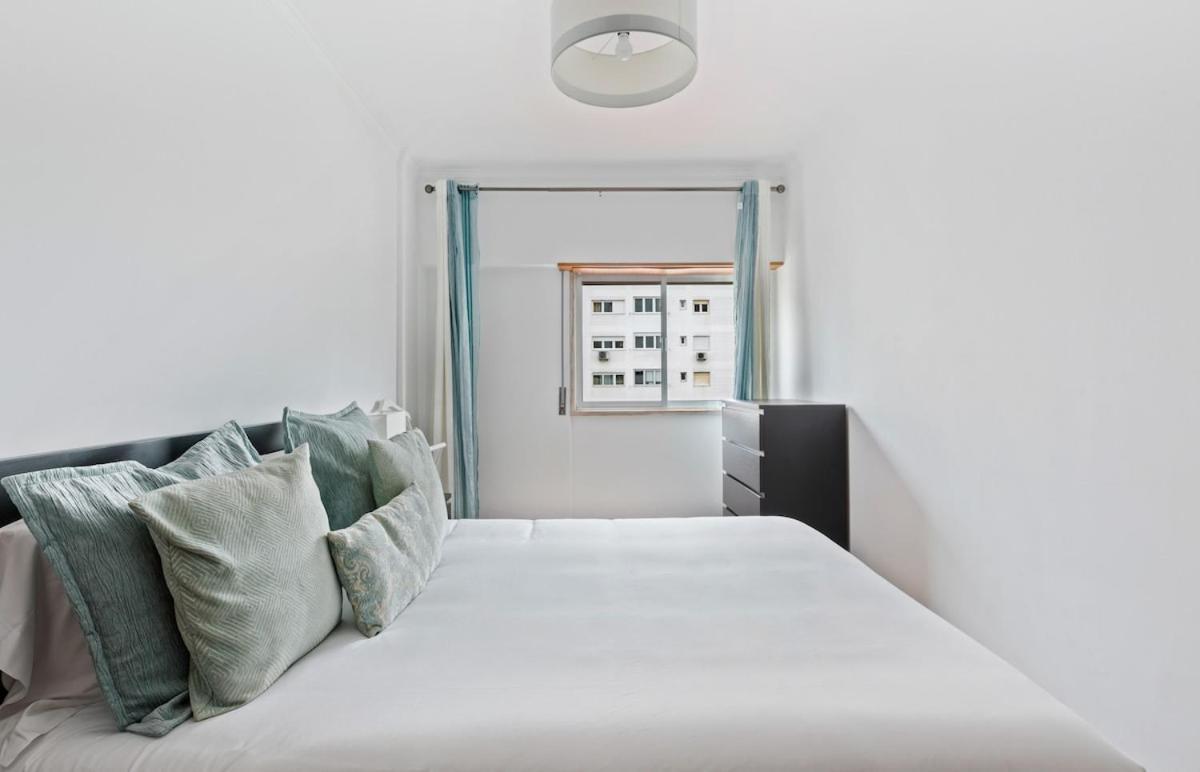 Spacious 3 Bedroom In Apartment