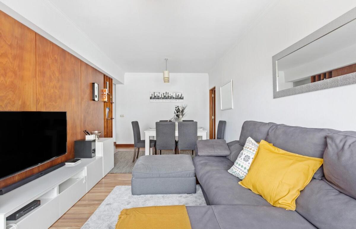 Spacious 3 Bedroom In Apartment
