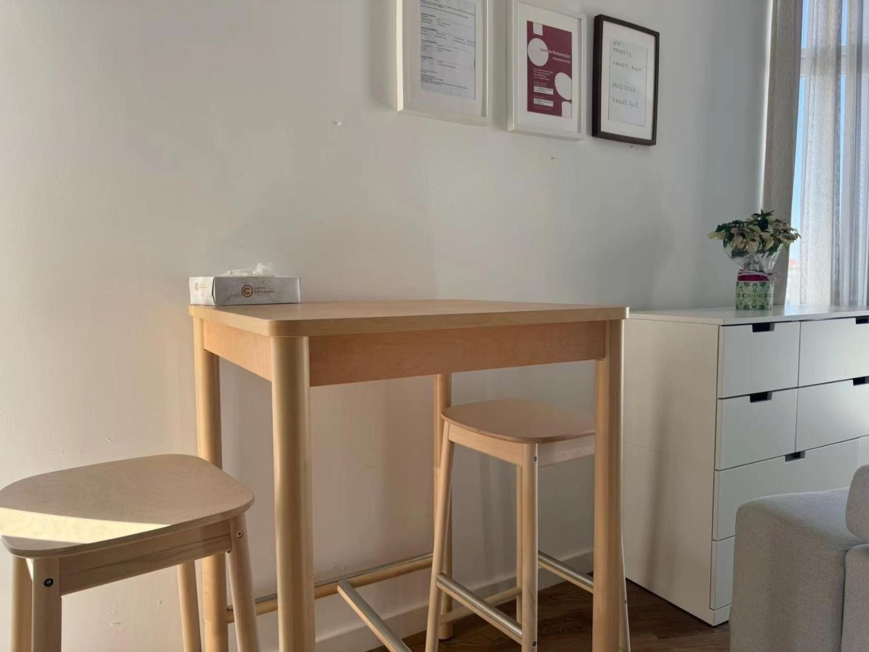 Comfy Near Metro & Airport Homestay *