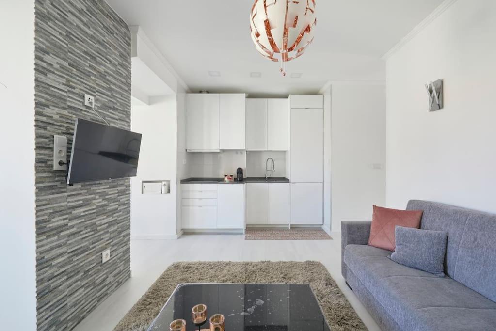 Bright Brand In Center With Ac Apartment