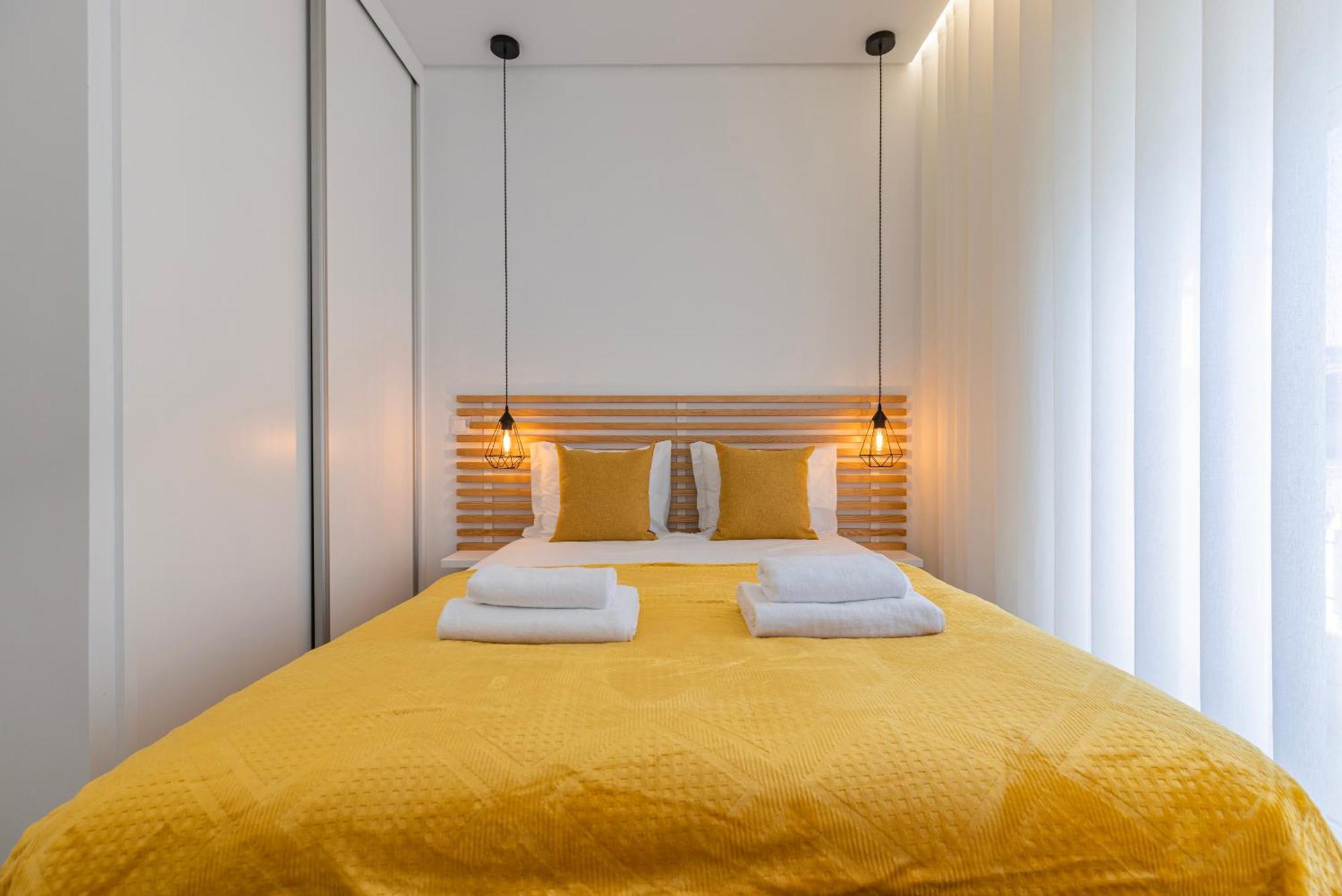 New By The Metro Iv Apartment *