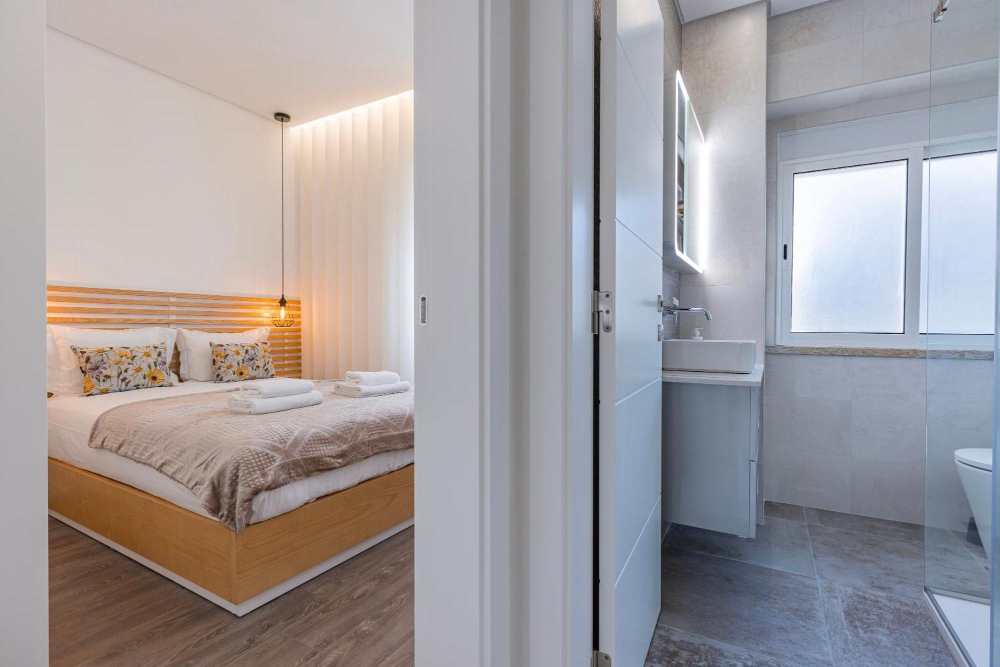 New By The Metro Iv Apartment *
